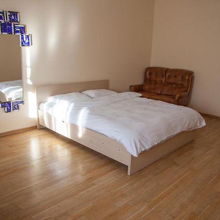 Two Bedroom Apartment With Balcony Kiev Bagian luar foto