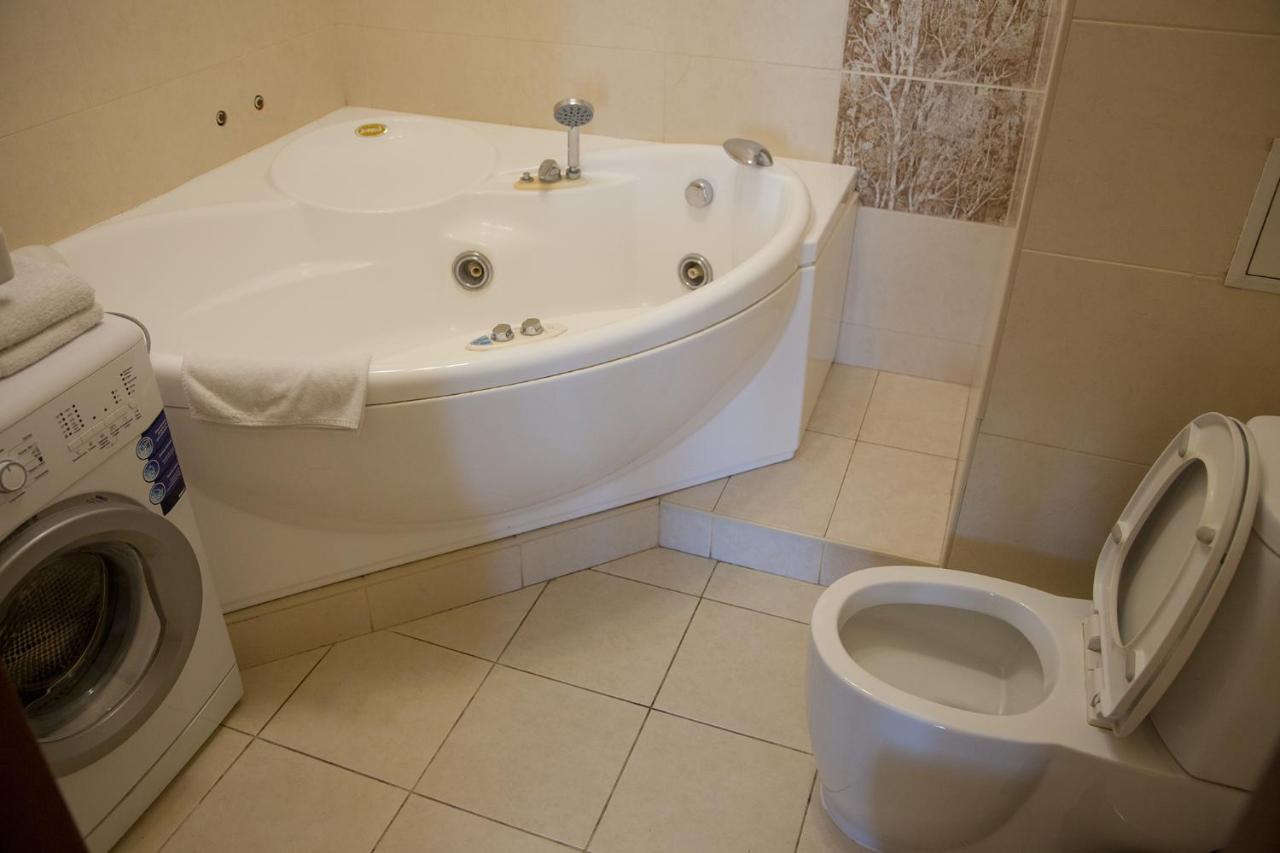 Two Bedroom Apartment With Balcony Kiev Bagian luar foto