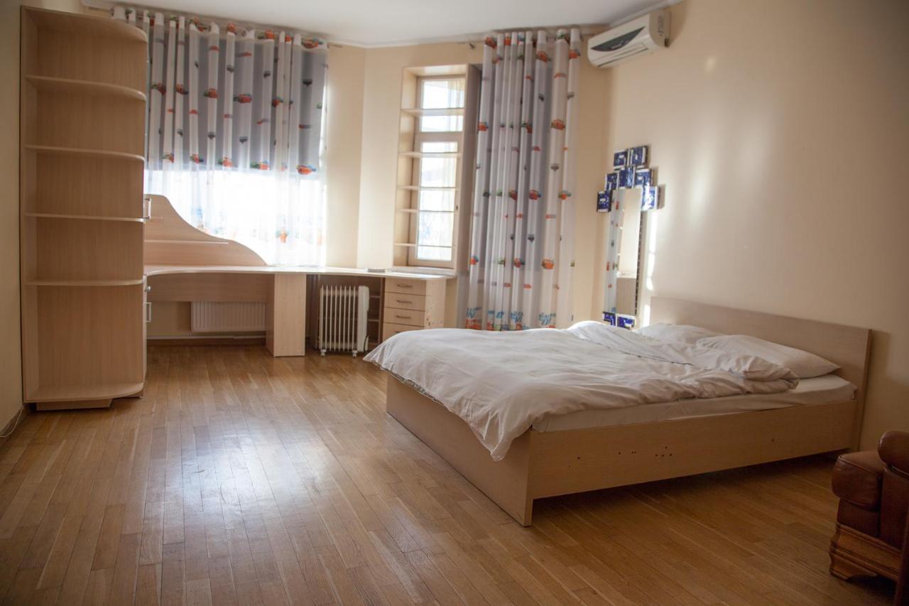 Two Bedroom Apartment With Balcony Kiev Bagian luar foto