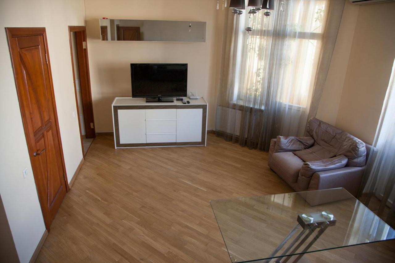 Two Bedroom Apartment With Balcony Kiev Bagian luar foto