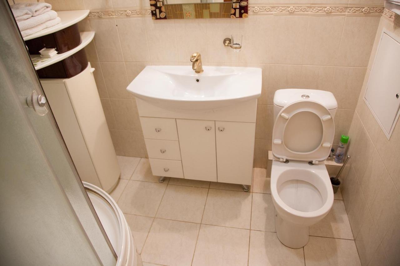 Two Bedroom Apartment With Balcony Kiev Bagian luar foto