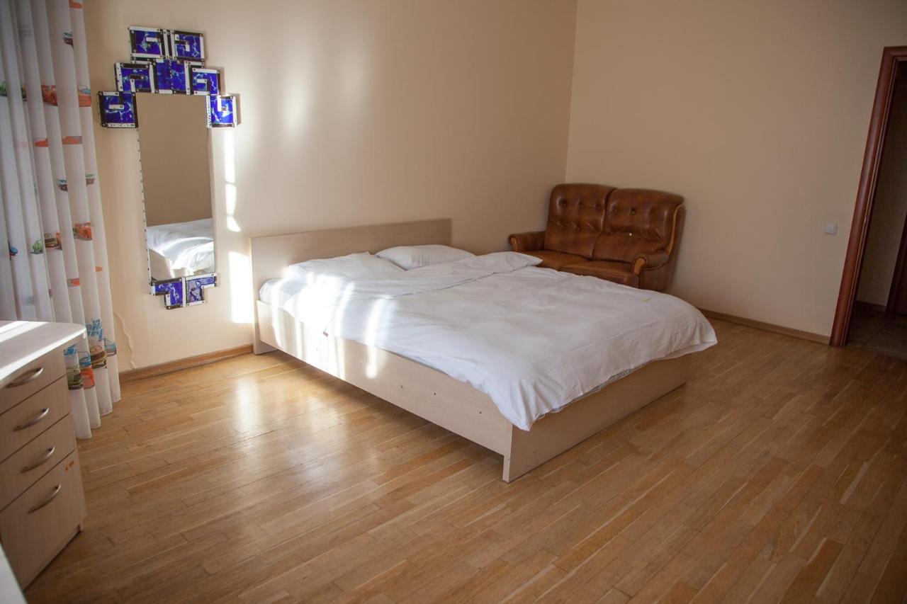 Two Bedroom Apartment With Balcony Kiev Bagian luar foto