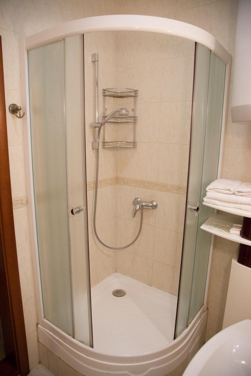 Two Bedroom Apartment With Balcony Kiev Bagian luar foto