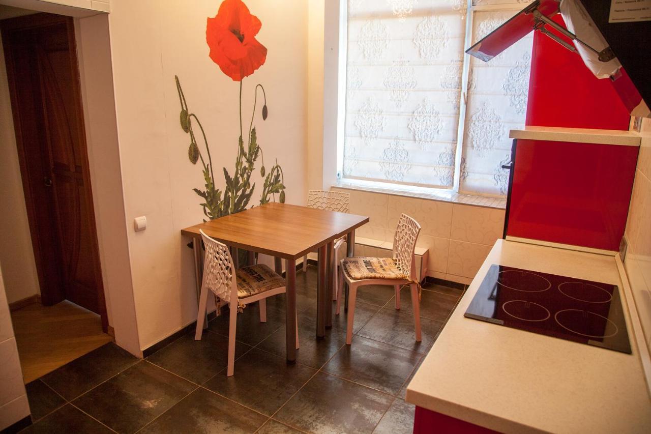 Two Bedroom Apartment With Balcony Kiev Bagian luar foto