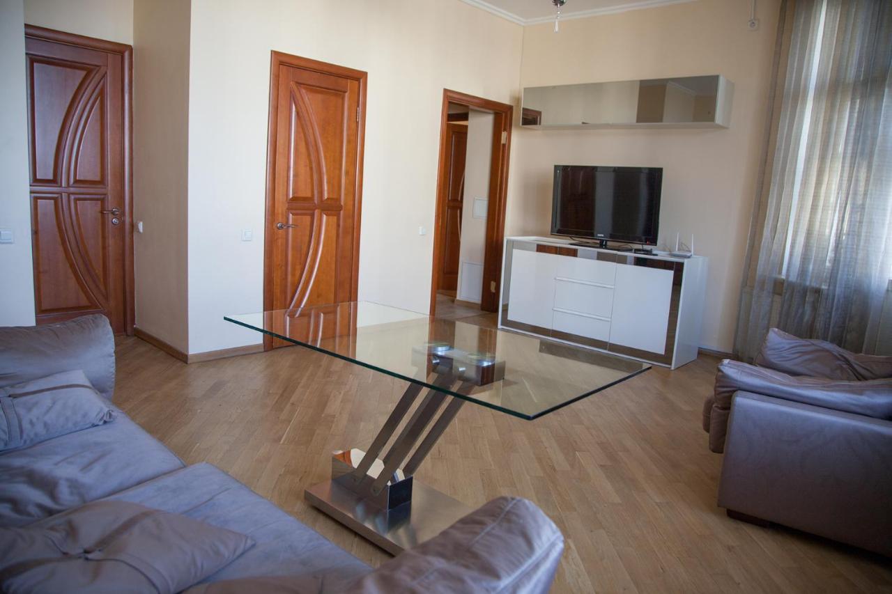 Two Bedroom Apartment With Balcony Kiev Bagian luar foto